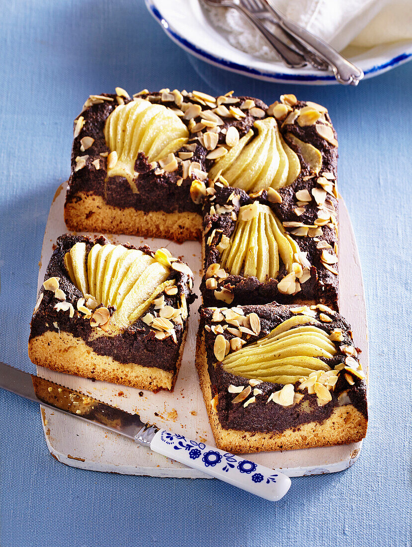 Poppy seed breaded cake with pears