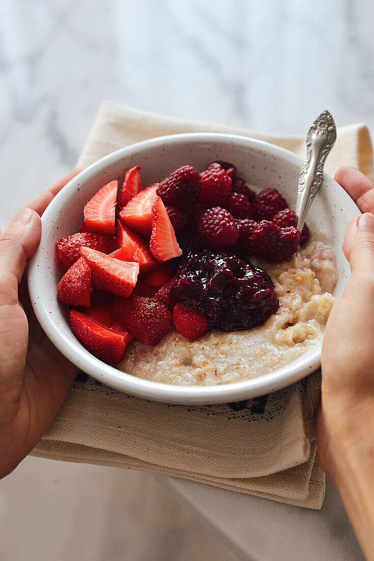 Porridge mit Früchten in einer Schale