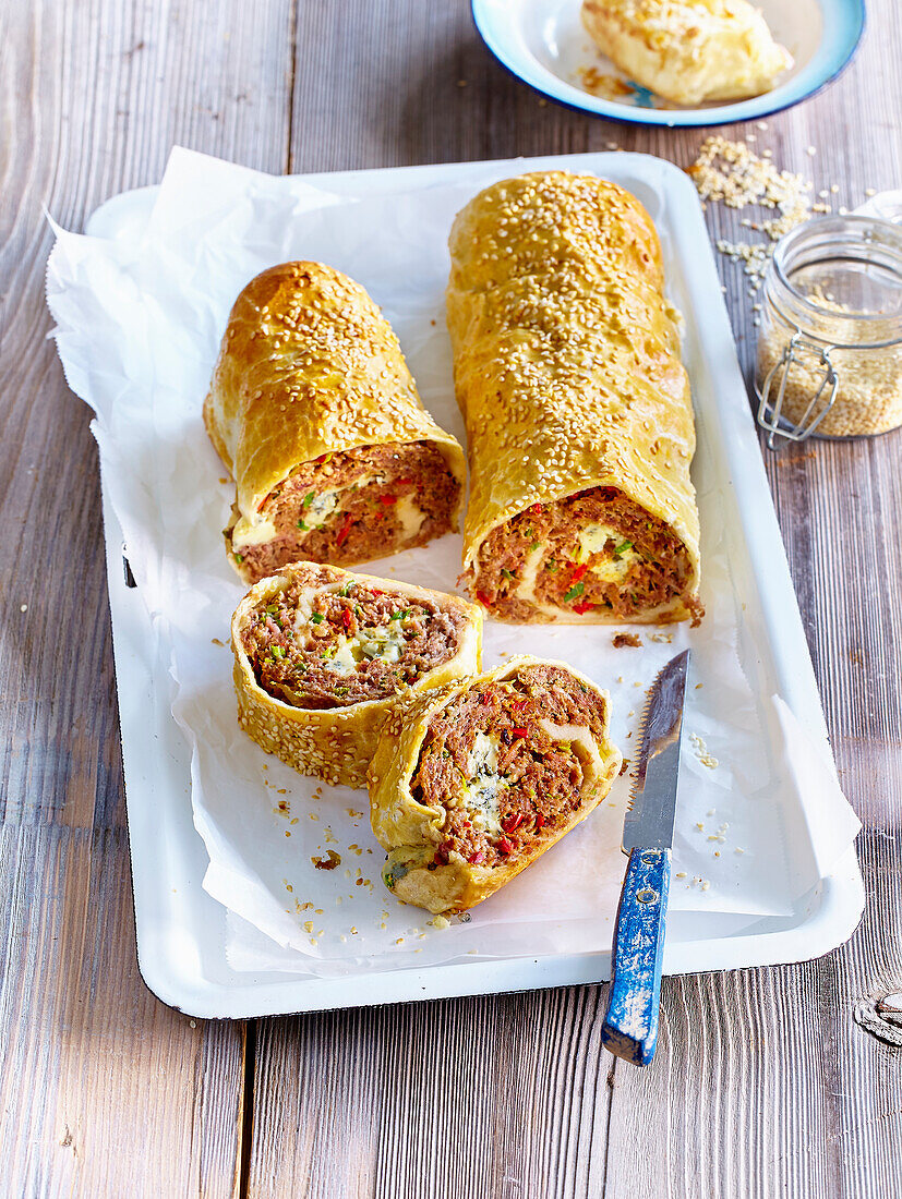 Strudel mit Rinderhackfleisch und Blauschimmelkäse