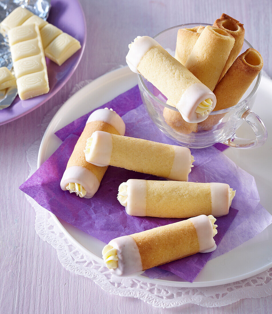 Cannoli with white chocolate