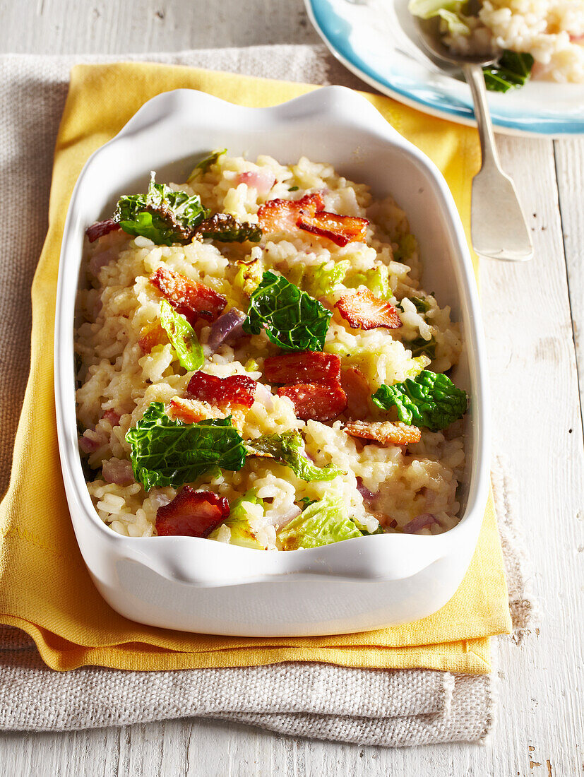 Gebackenes Risotto mit geräuchertem Schweinebauch und Grünkohl