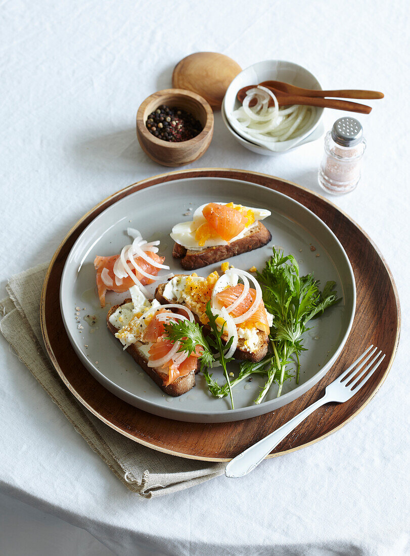 Toast topped with egg, onions and smoked fish