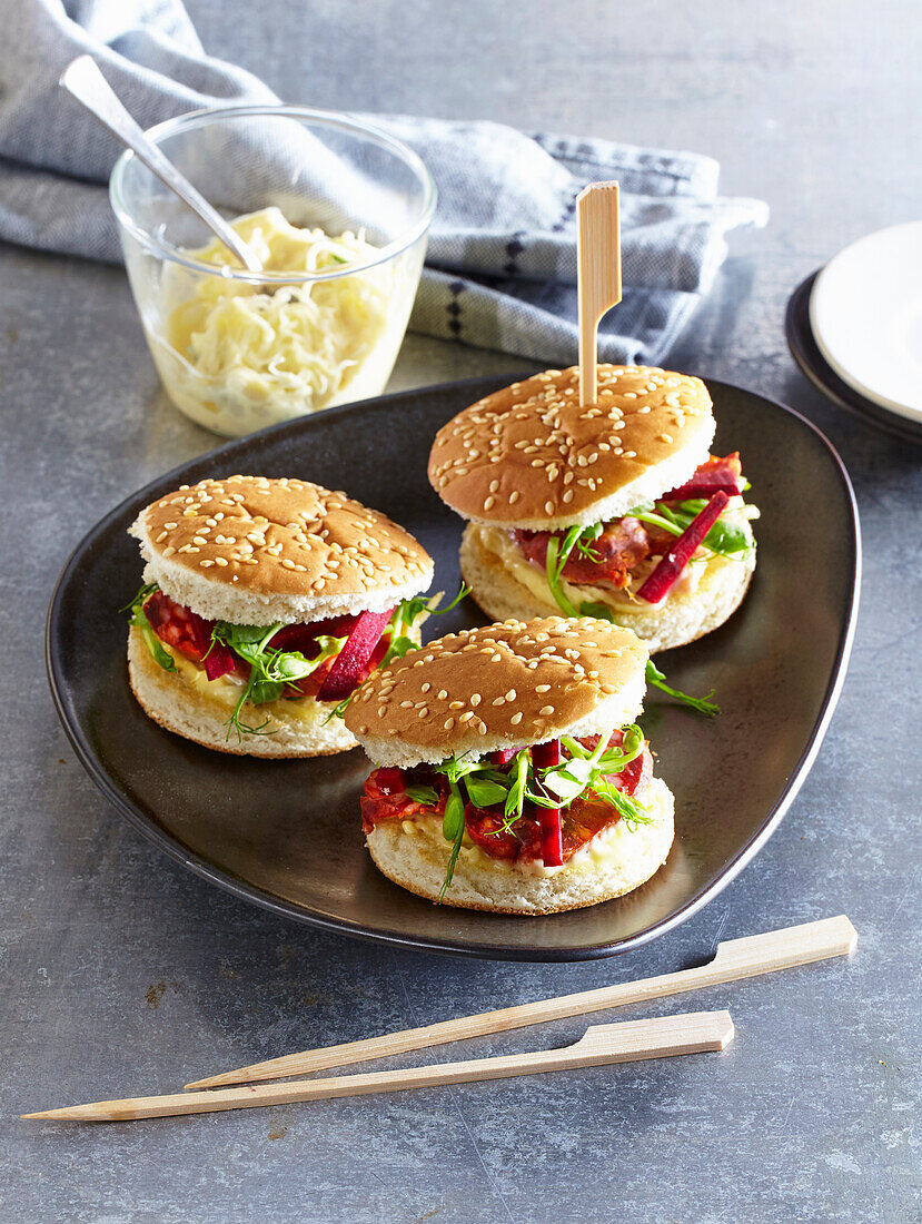 Hamburger mit Meerrettichcreme, Rote-Bete und Chorizo