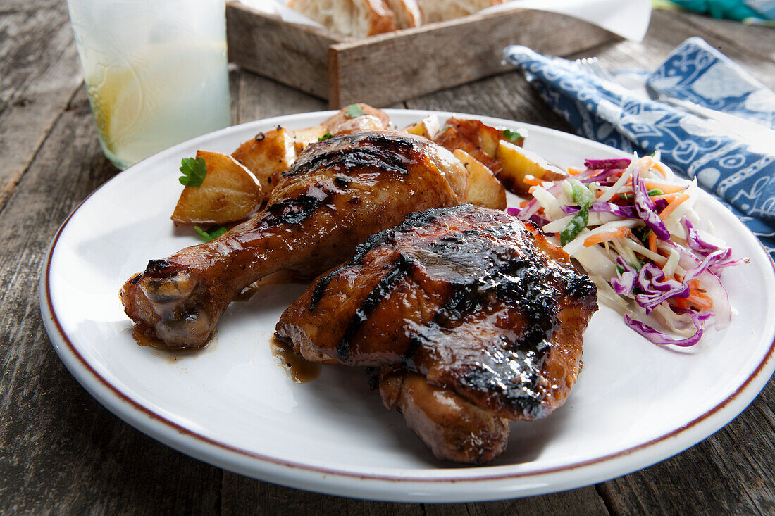 Gegrillte Hähnchenkeule mit Krautsalat