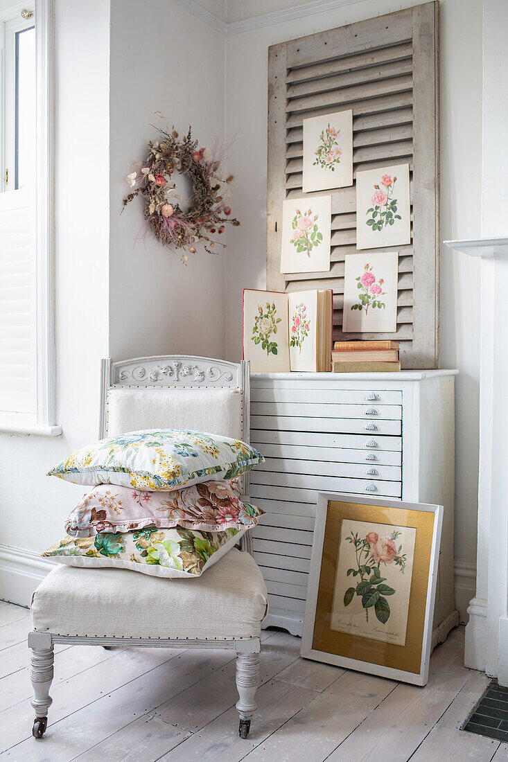 Antiker Stuhl mit Blumenkissen und französischer Vintage Fensterladen