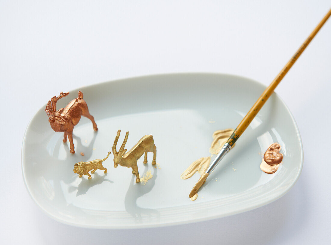 Painting reindeer figures with gold and bronze colors