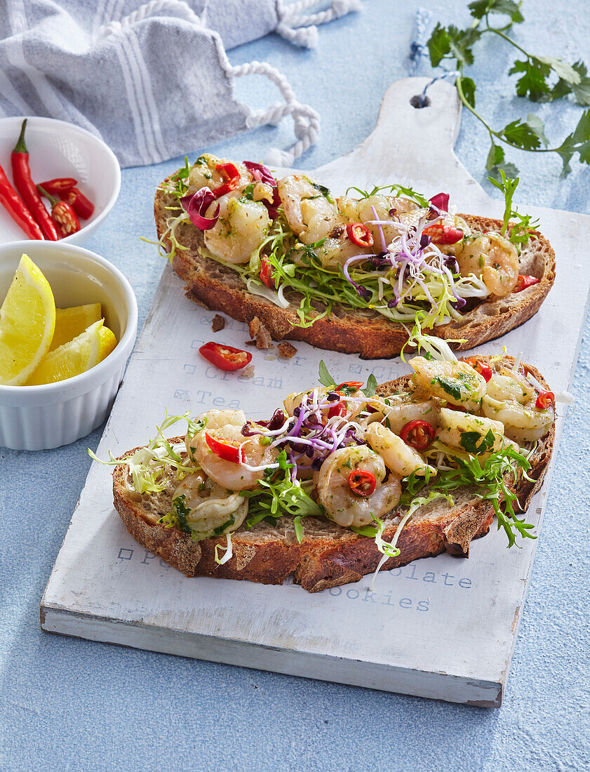 Röstbrot mit Garnelen und Chili