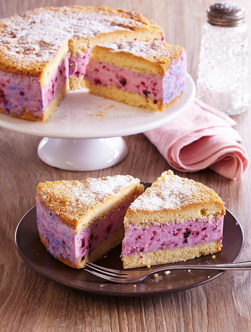 Sponge cake with berry foam (cream)