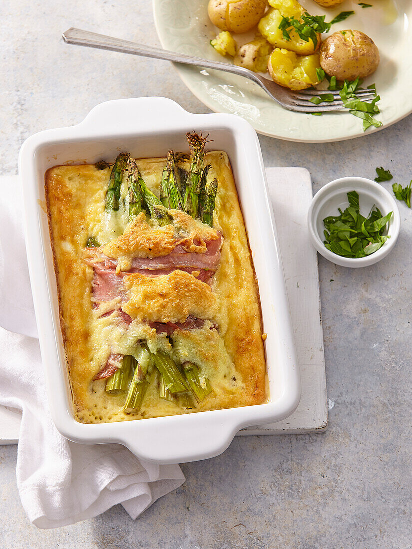 Gratinated asparagus with dried ham and cheese