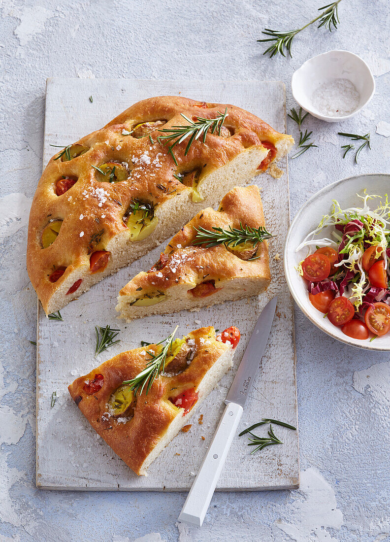 Hausgemachtes Focaccia mit Kirschtomaten und Rosmarin