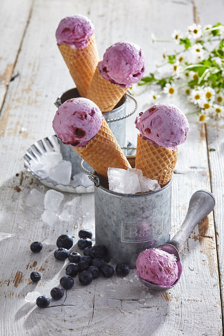 Hausgemachtes Blaubeereis in Waffelhörnchen