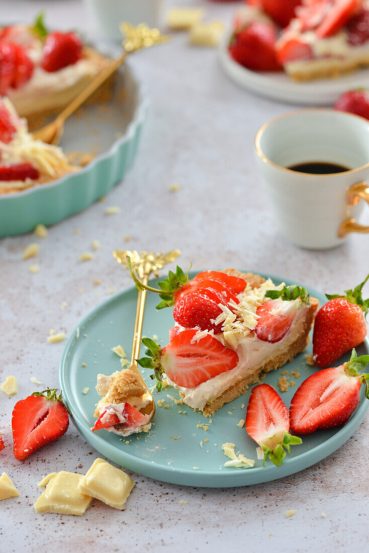 Grated cake with white chocolate and strawberries