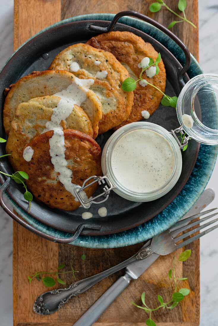 Kartoffelpuffer mit Kräuterrahmsauce