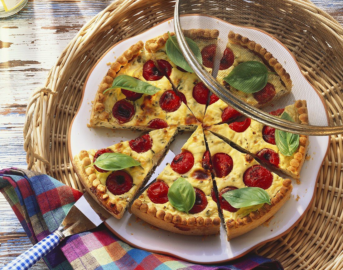 Quark quiche with cherry tomatoes, pieces cut