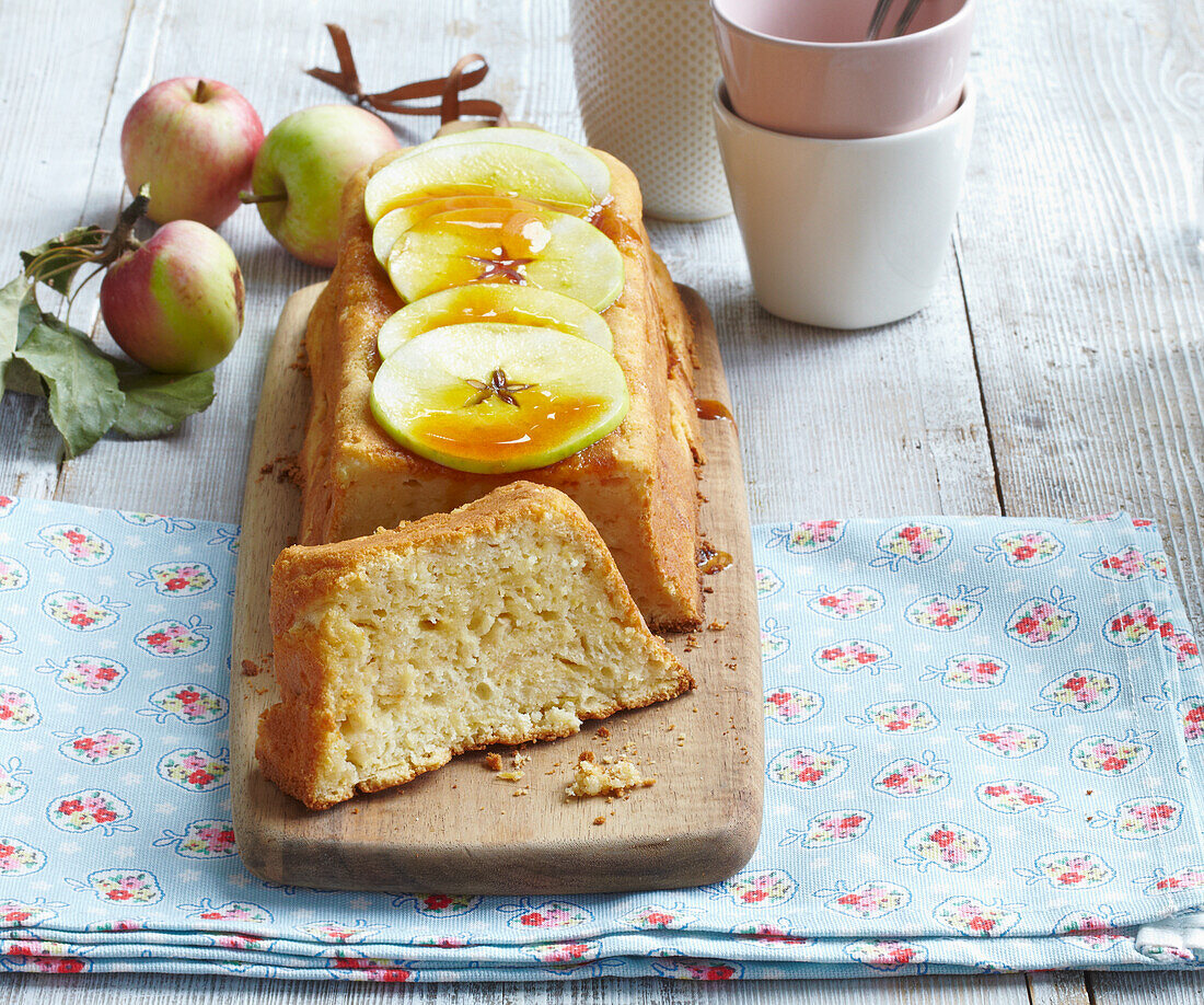 Zitronen-Kastenkuchen mit Äpfeln