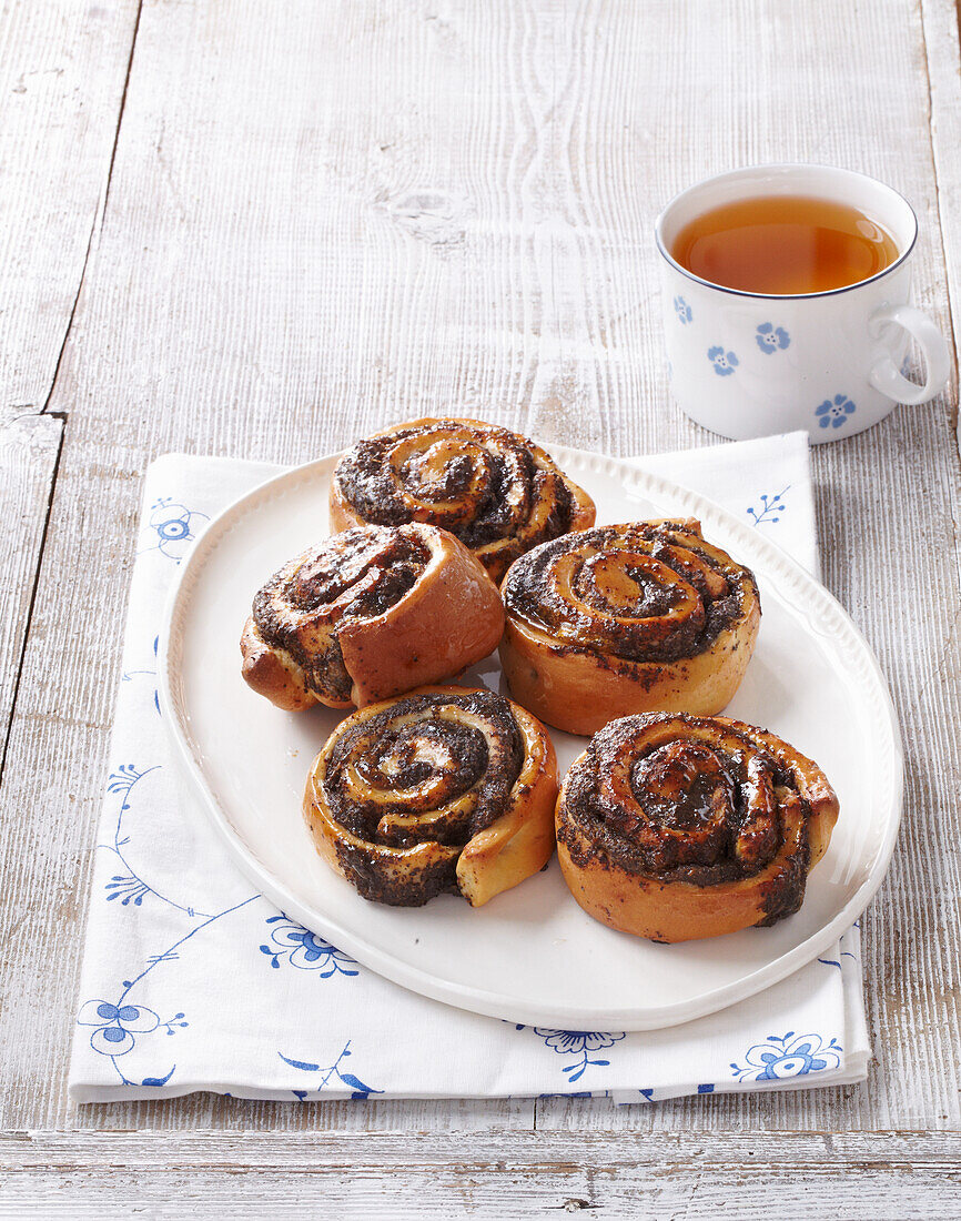 Leavened snails with poppy seed and pear jam