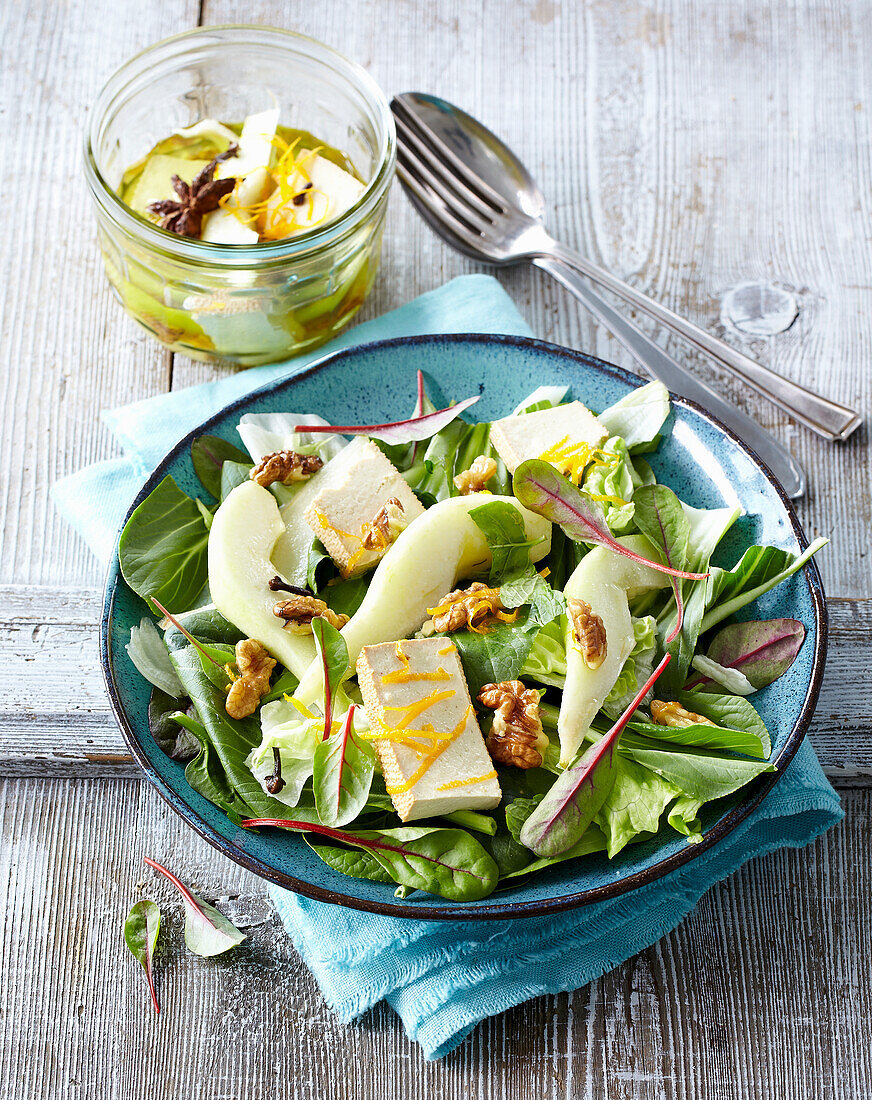 Marinierter Käse mit Birnen, Nüssen und Sternanis auf Blattsalat