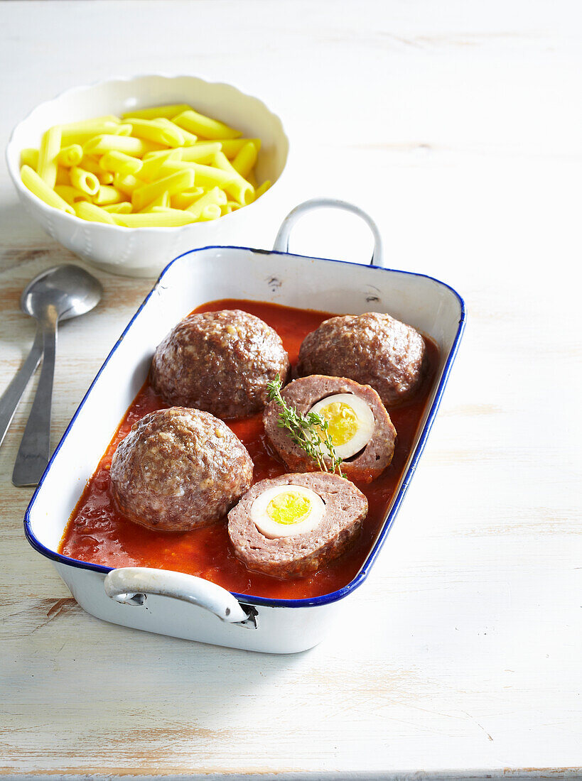 Hackfleischbällchen mit Ei in Tomatensauce