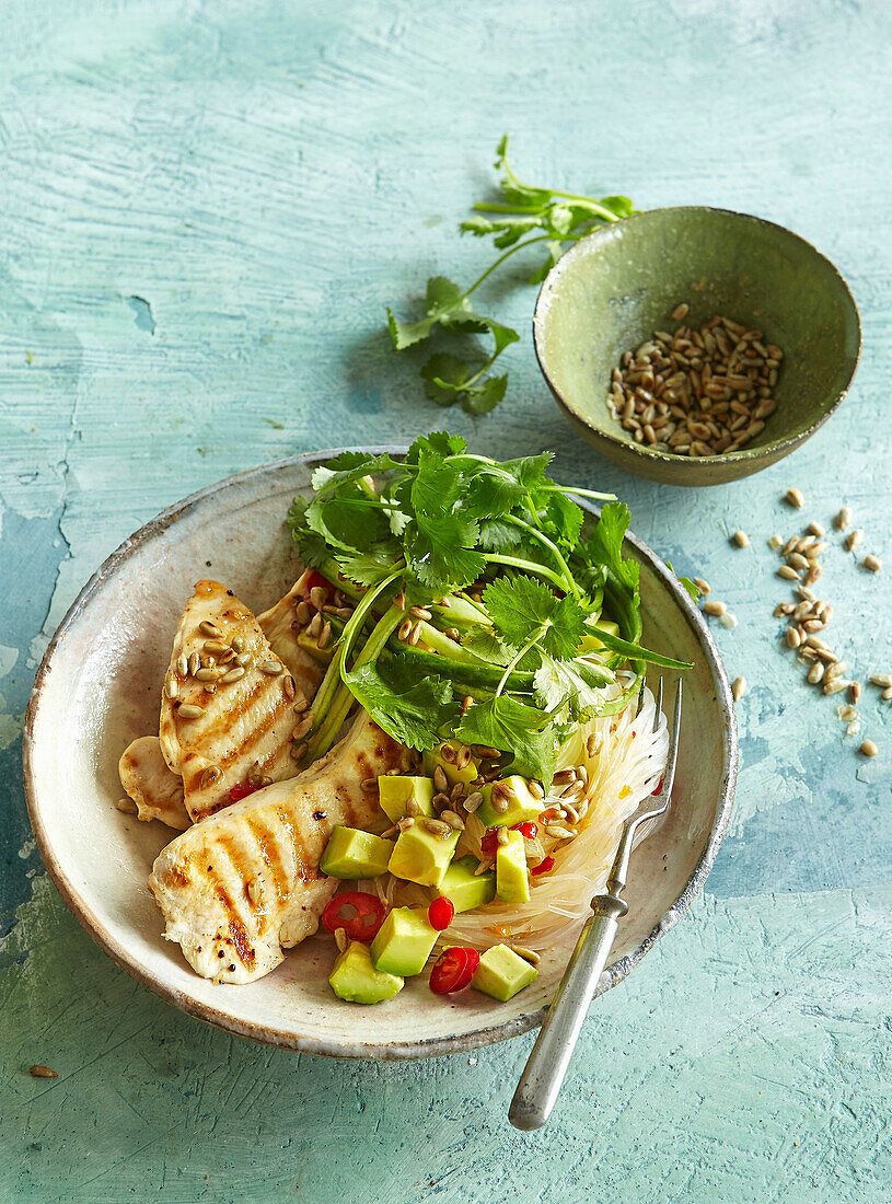 Gegrillte Hähnchenbrust dazu Nudelsalat mit Avocado