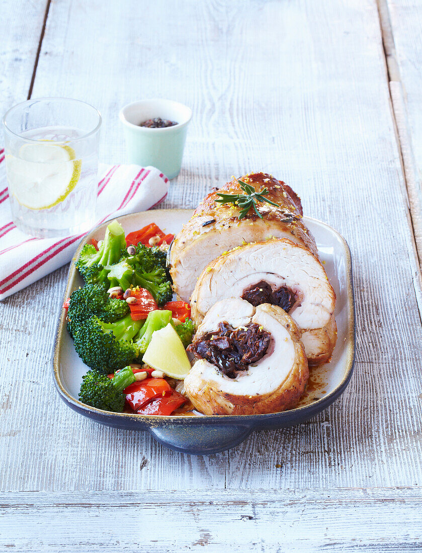 Putenrolle mit getrockneten Tomaten