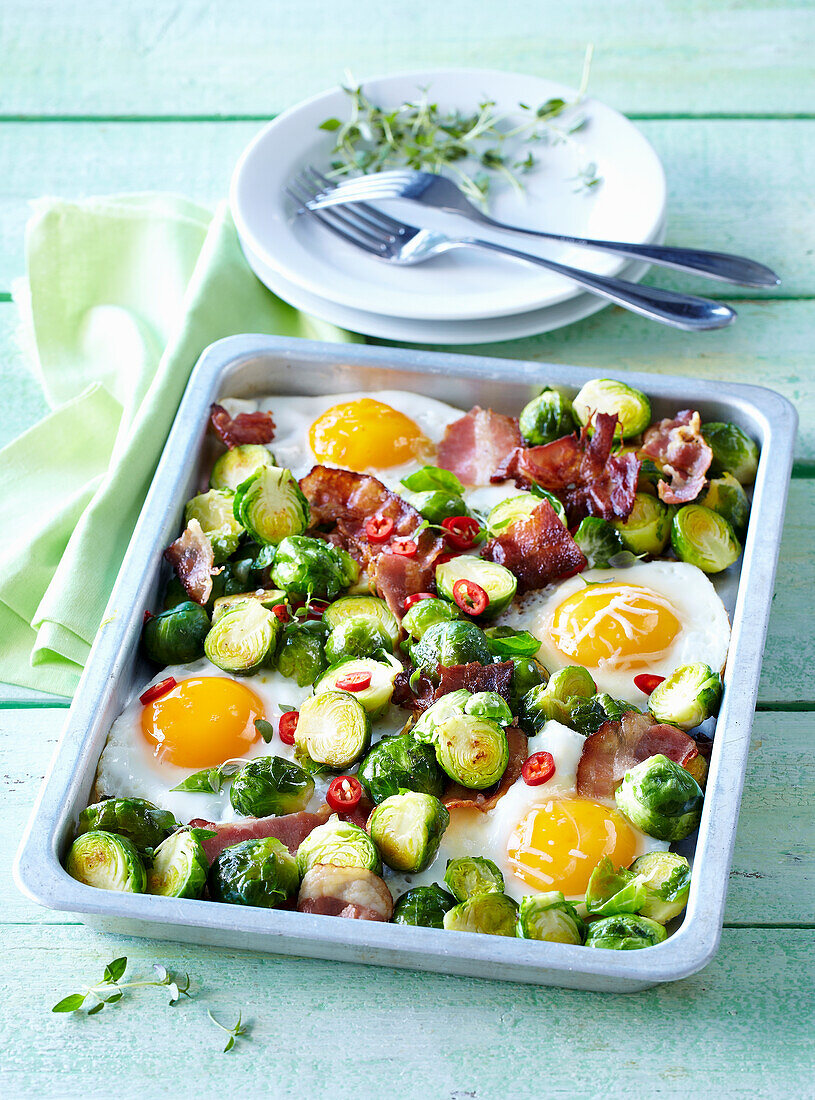 Gratinated Brussels sprout with eggs and bacon