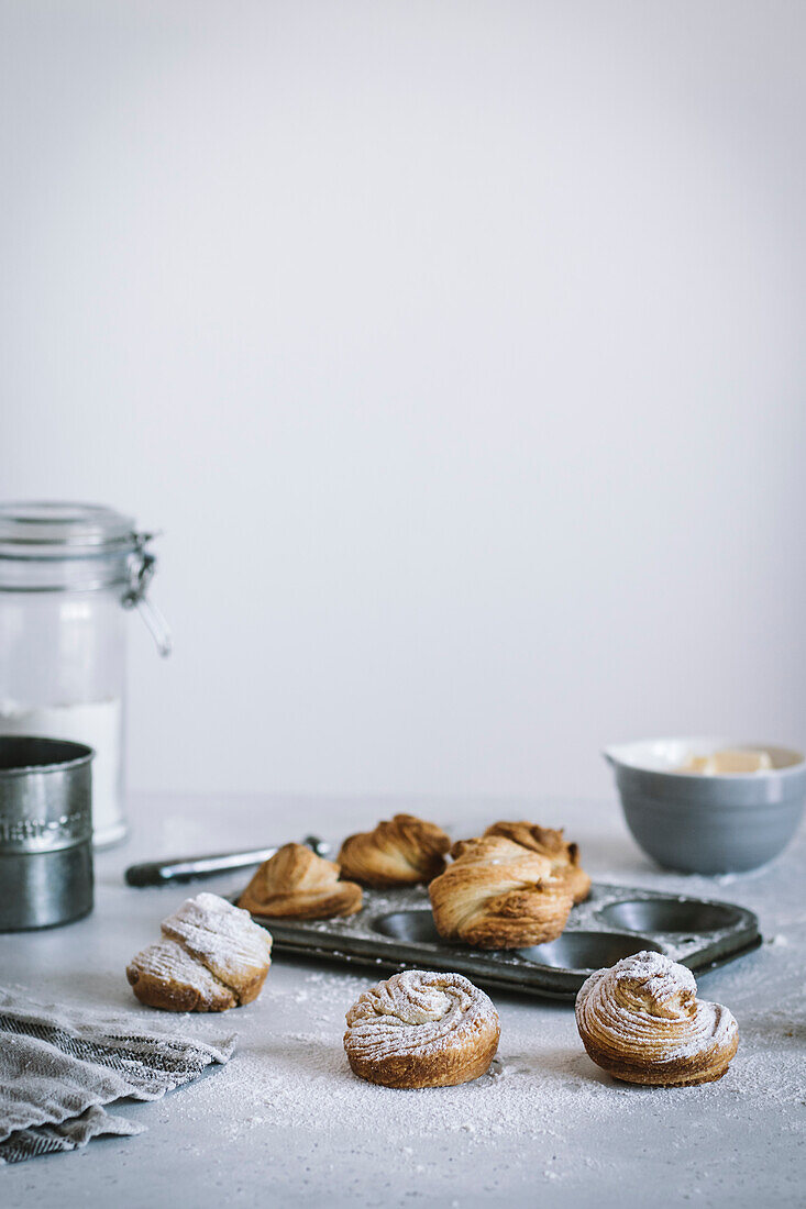 Cruffins with icing sugar