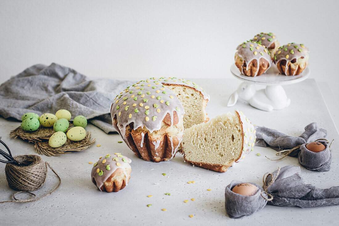 Osterbrioche mit Zuckerkonfetti, angeschnitten