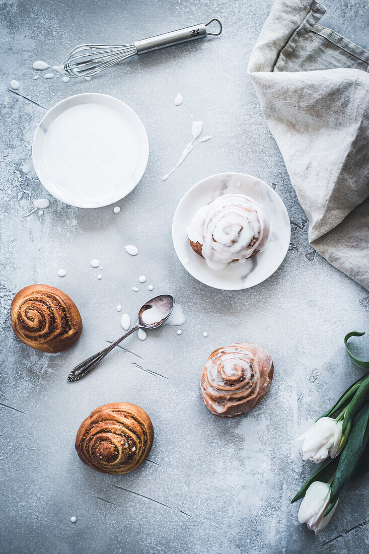 Nussschnecken mit Zuckerglasur