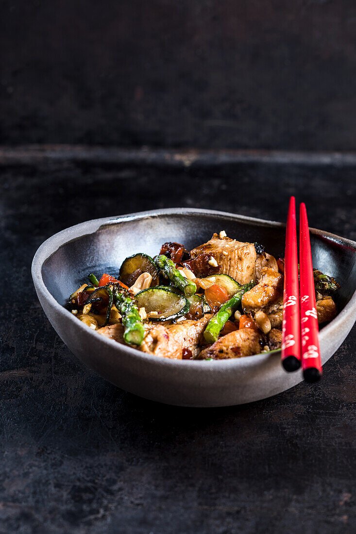 Kung Pao chicken bowl with various vegetables (China)