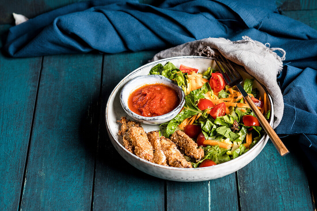 Salat mit Mozzarella-Sticks und Tomatendip