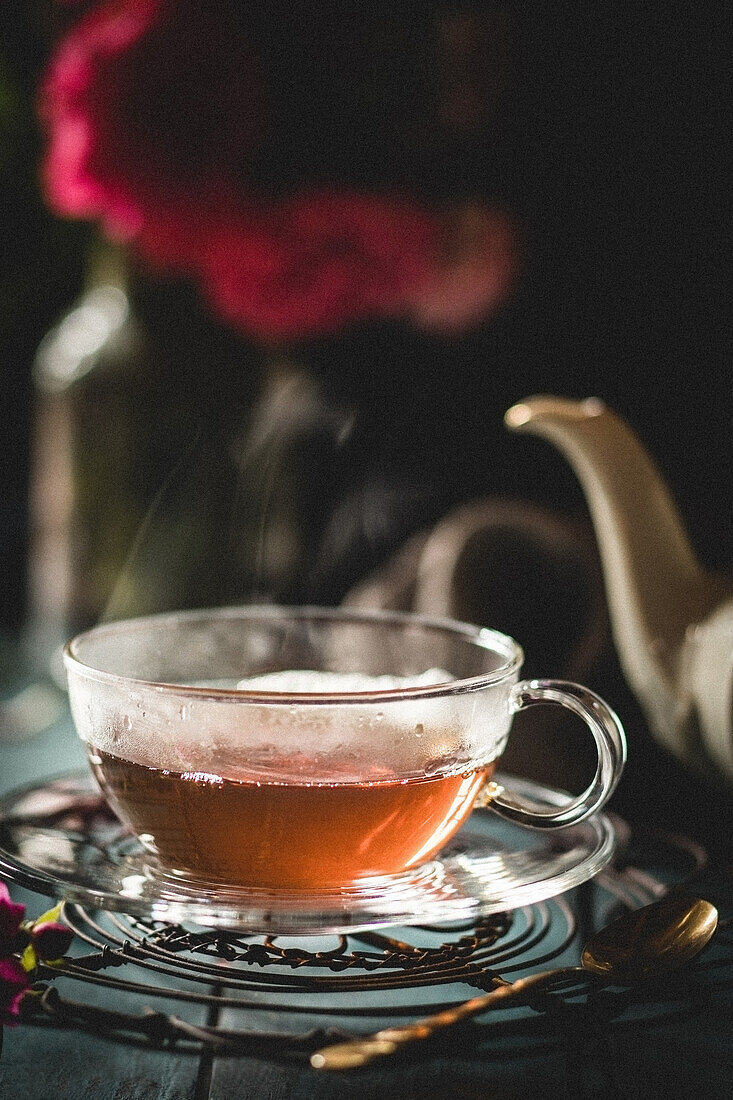 Schwarzer Tee in Glastasse