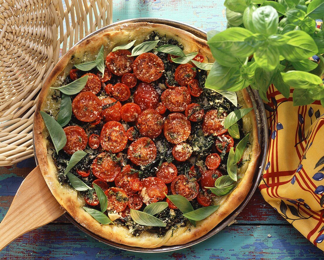 Tomaten-Rucola-Pizza mit Petersilie, Basilikum & Parmesan