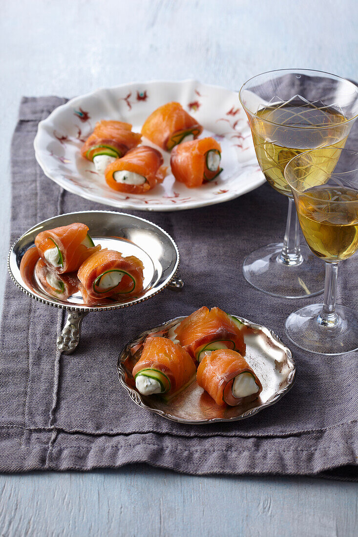 Salmon rolls with horseradish cream