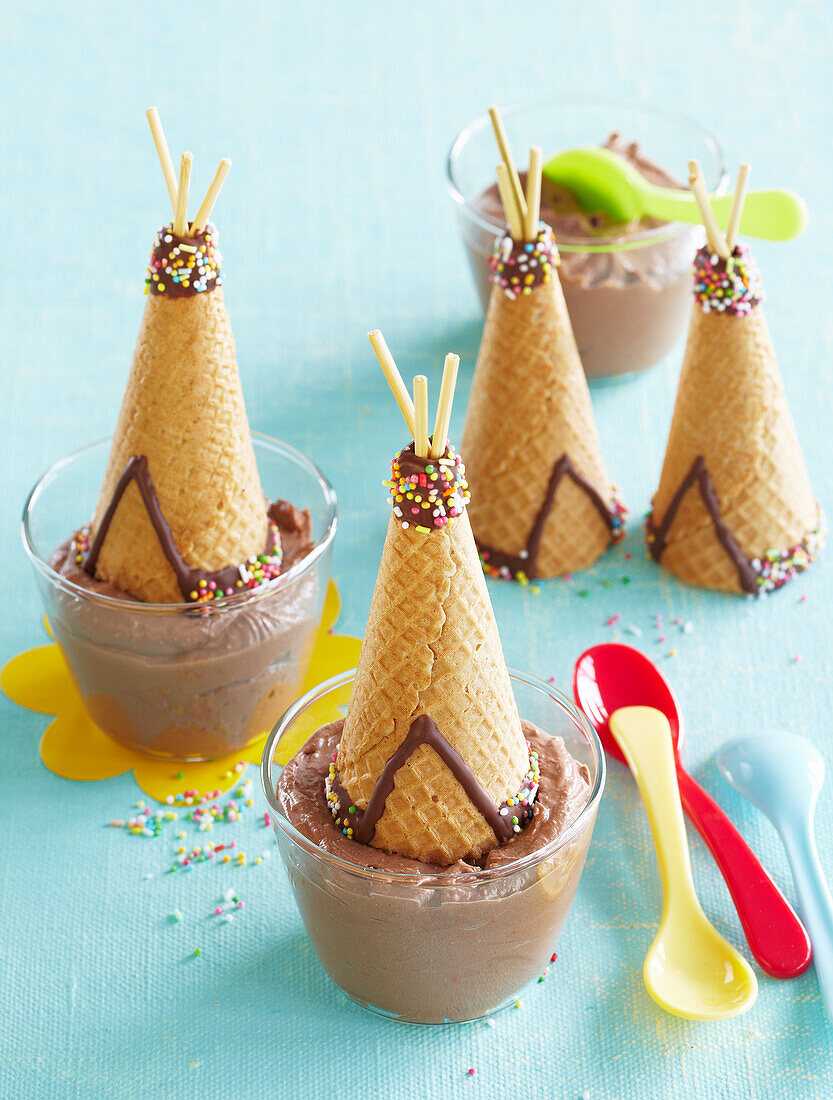 Chocolate custard cream in ice cones