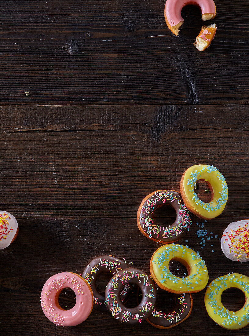 Oster-Donuts mit verschiedenen Glasuren