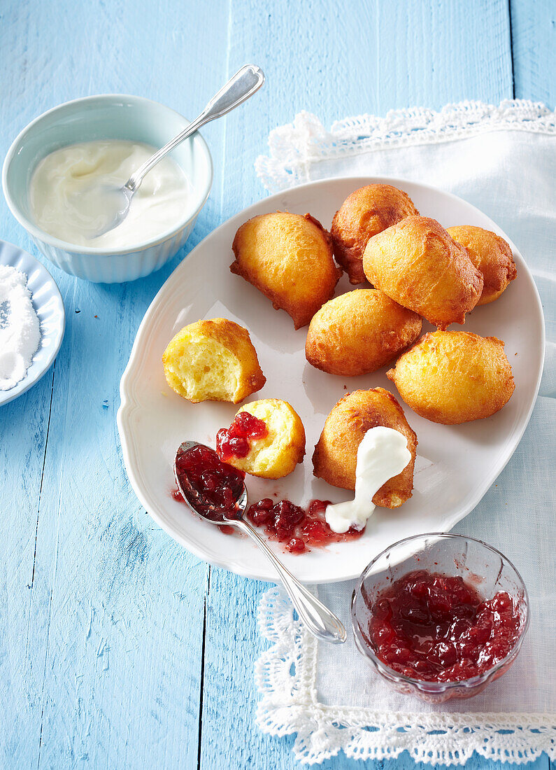 Donuts aus Vanillepuddingteig mit Sauerrahm und Preiselbeeren