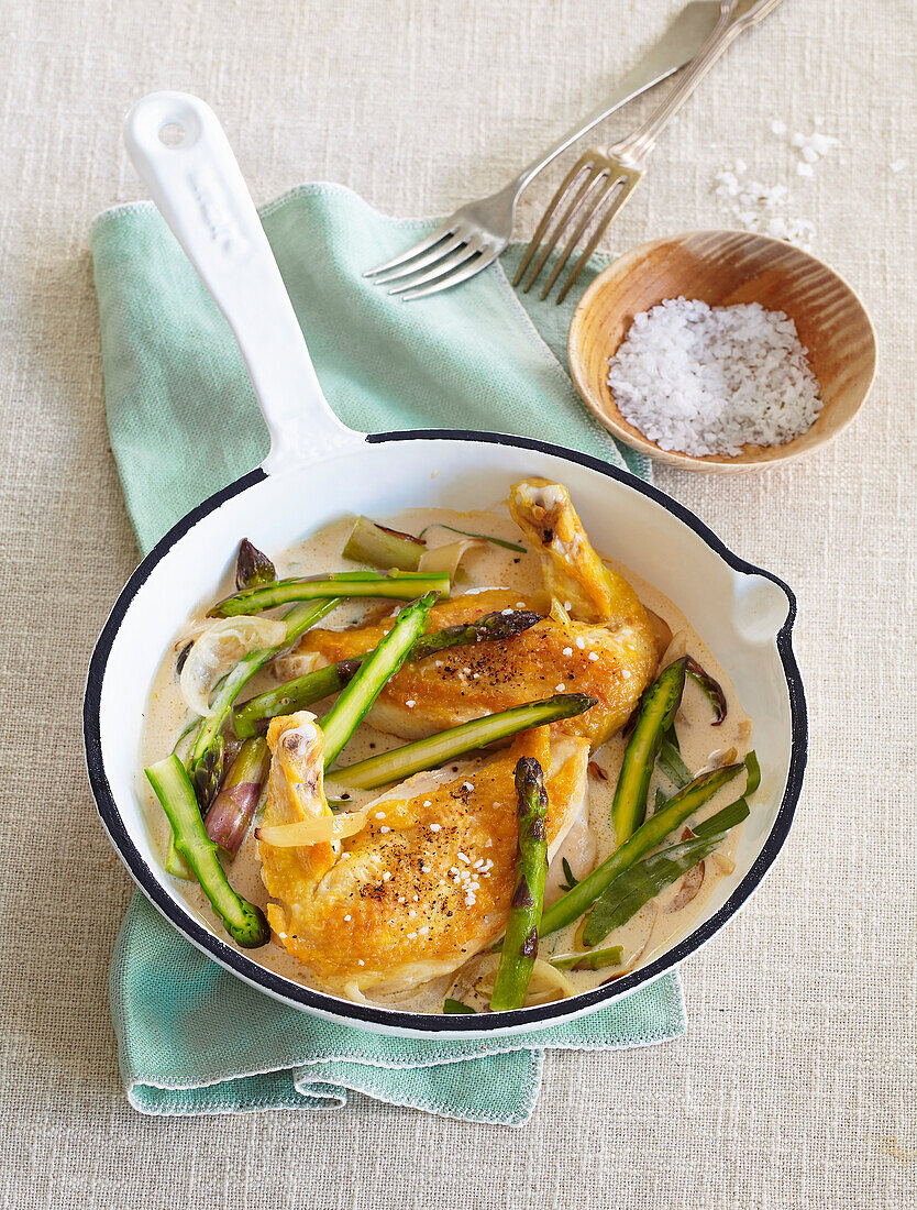 Cremiges Hähnchen mit grünem Spargel und Estragon