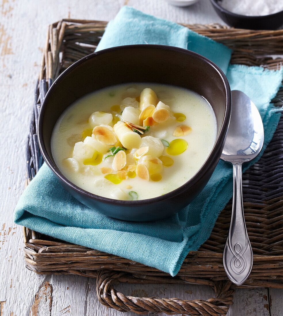 Cremige Suppe aus weißem Spargel