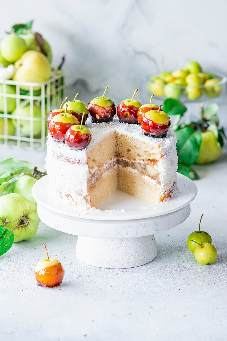 Apfelkuchen mit Apfelgelee und Kokosraspeln