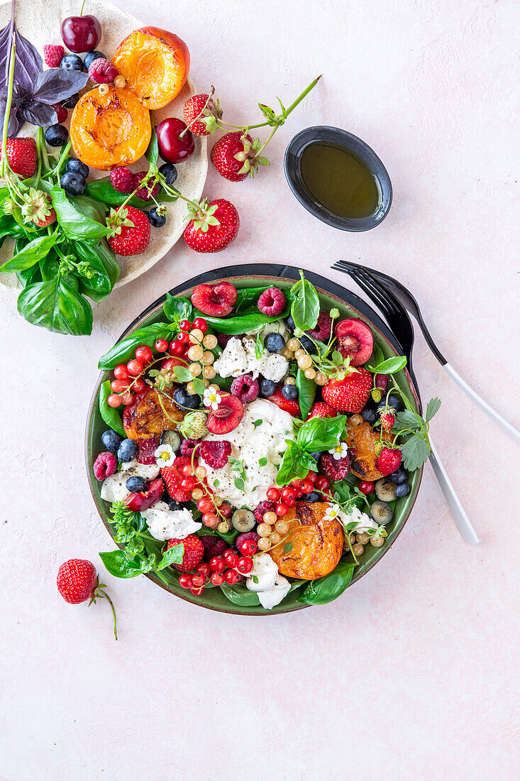 Beeren-Burrata-Salat mit gebratenen Aprikosen und Basilikum