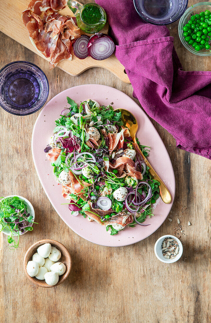 Salat mit grünen Erbsen, Prosciutto und Mini-Mozzarella