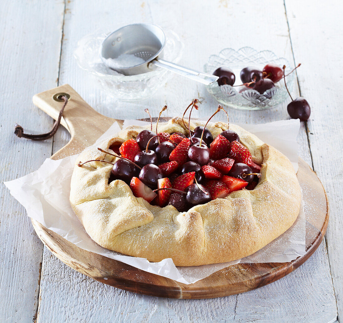 Galette mit Kirschen und Erdbeeren