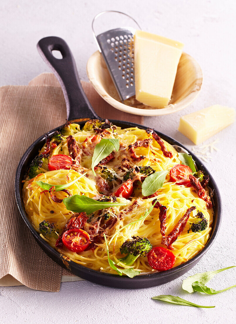 Gratinated spaghetti with dried tomatoes and ruccola