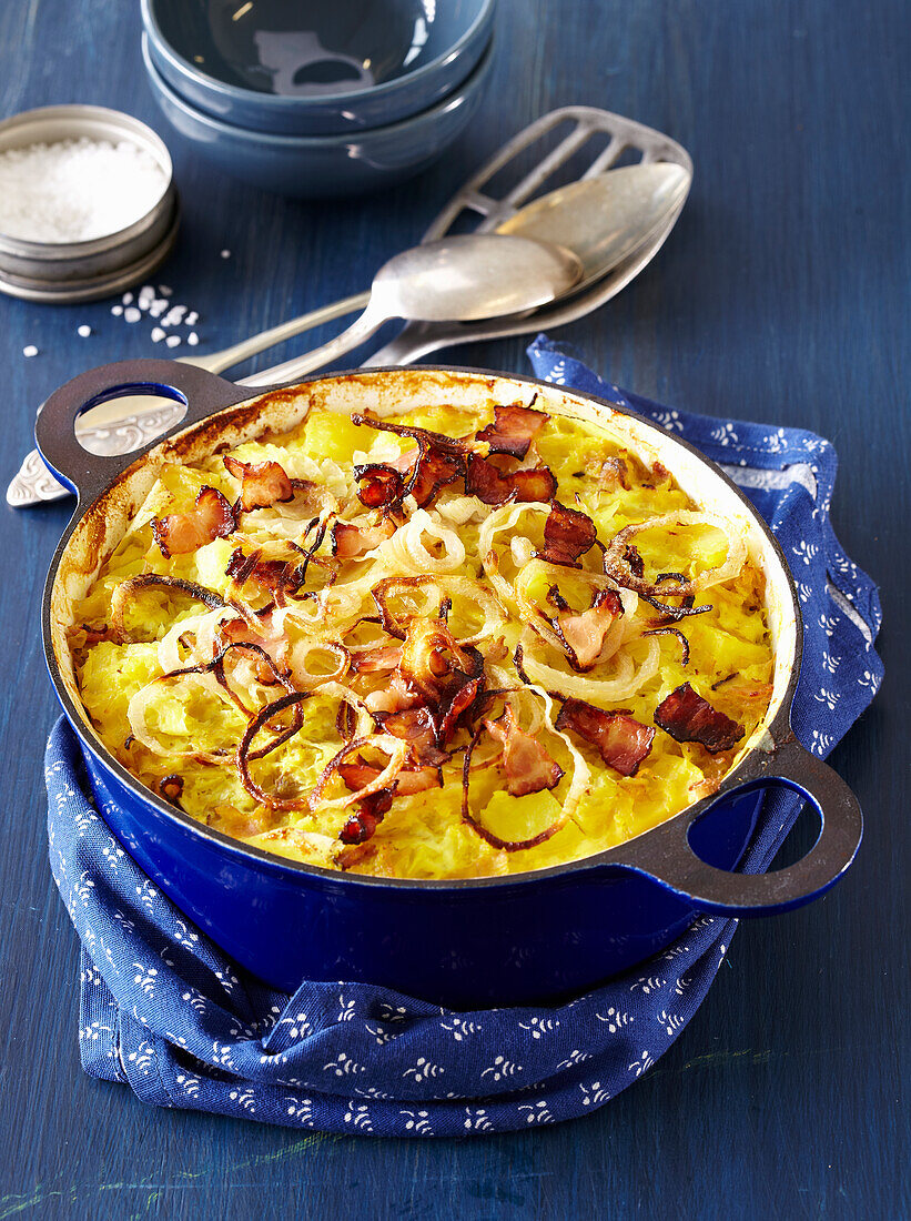 Kartoffelgratin mit Sauerkraut und Speck