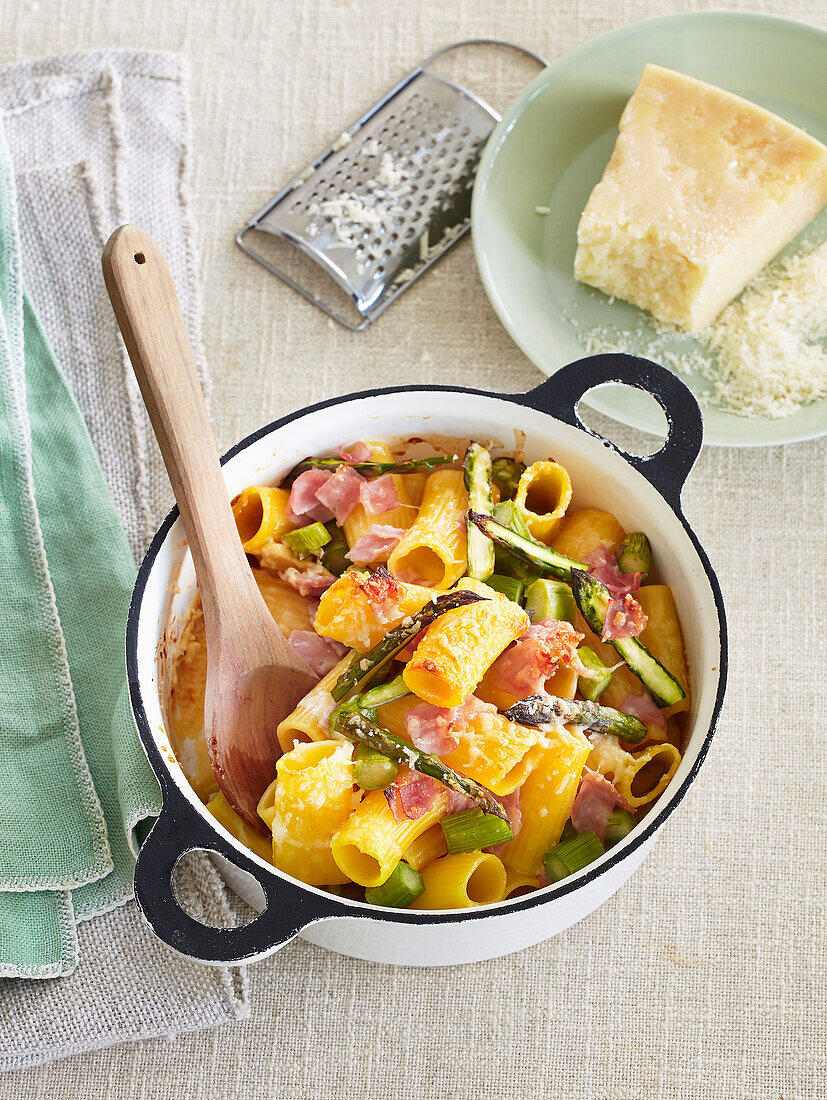 Gratinierte Rigatoni mit Spargel