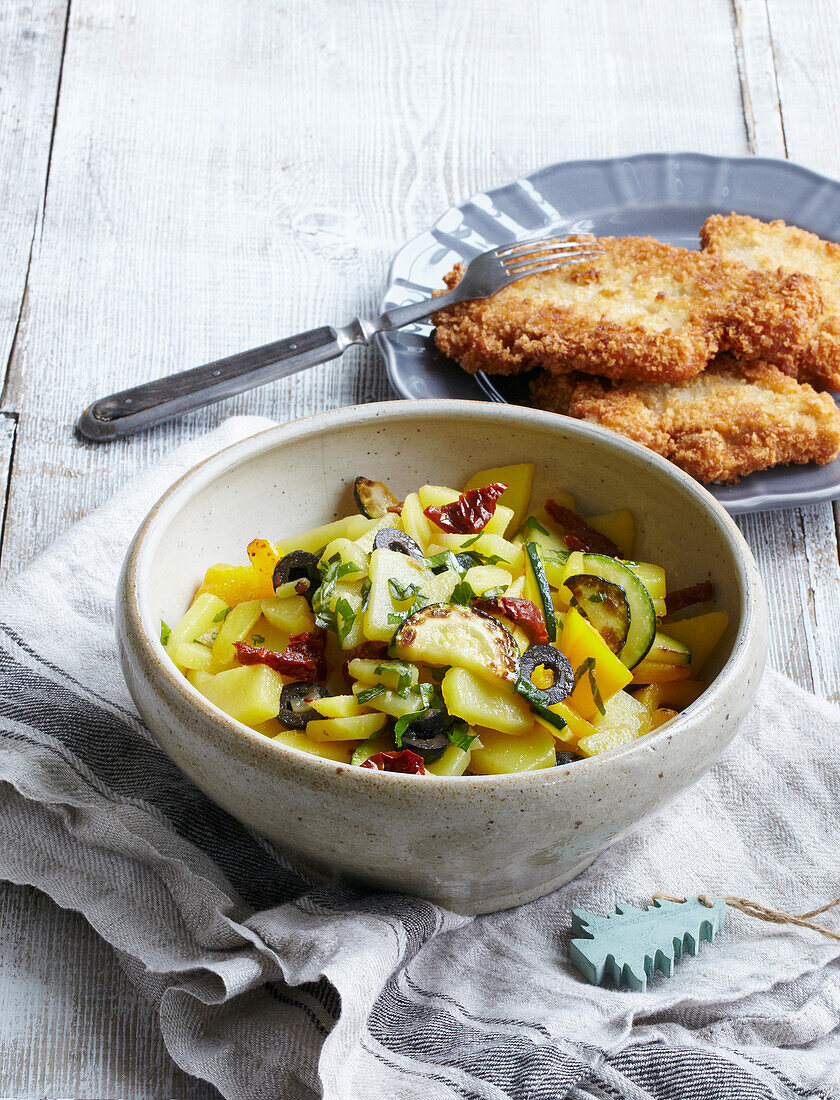 Kartoffelsalat mit Zucchini, getrockneten Tomaten und Paprika