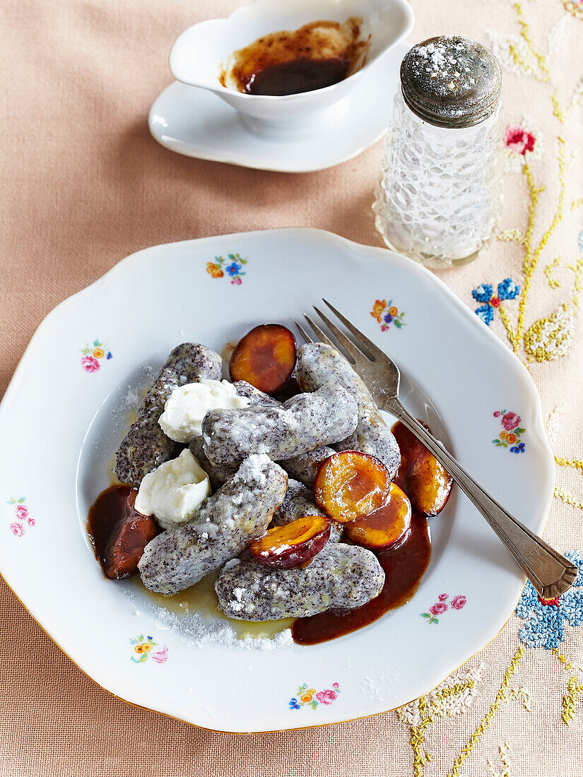 Kartoffel-Mohn-Gnocchi mit Pflaumensauce