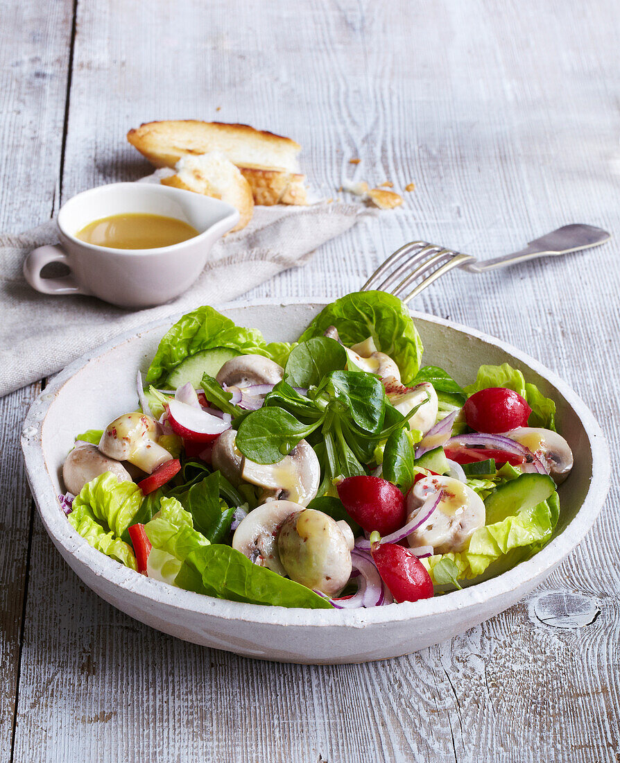 Salat mit Champignons und Radieschen