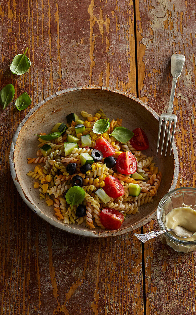 Nudelsalat mit Tomaten, Gurken, Oliven und Mayonnaise