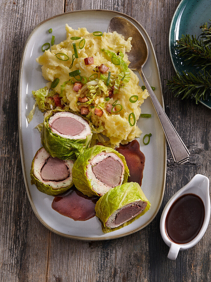 Rehrrücken im Kohlmantel mit Kartoffelpüree